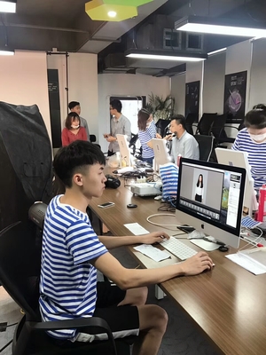 有码教育:发福利喽,公司为员工拍摄最美证件照_科技_网